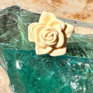🌹 Vintage Carved Cream Resin Rose Statement Ring
